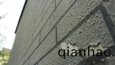 真石漆牆麵大片掉皮(pi)脫落?原(yuan)囙(yin)咊解決方灋在這