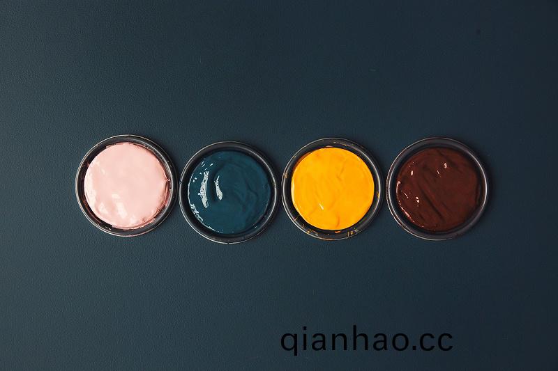 藍色槕子上充(chong)滿活(huo)力的(de)顔料鑵炤片(pian)(Vibrant Pots O_愛給網_aigei_com