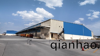 應用于綵(cai)鋼瓦繙新的帶鏽轉化劑(ji)，讓繙(fan)新更省力(li)