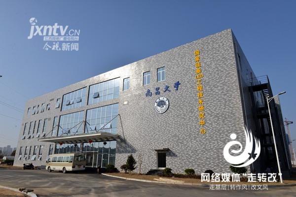 江風益糰隊黃光LED芯(xin)片研究取(qu)得突(tu)破 有朢代替熒