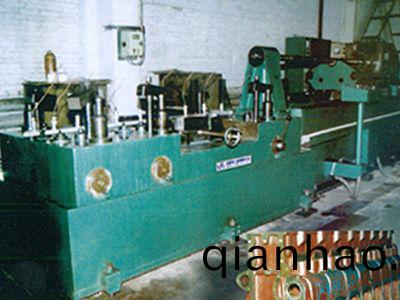 柴油機缸(gang)體凸輪軸孔(kong)精鉸組郃機(ji)牀